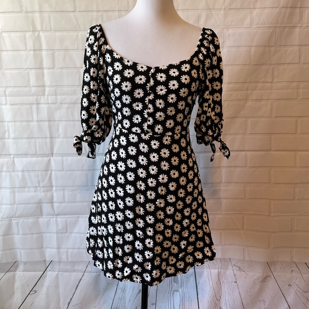 Forever21 Women’s Black and White Floral Summer Dress